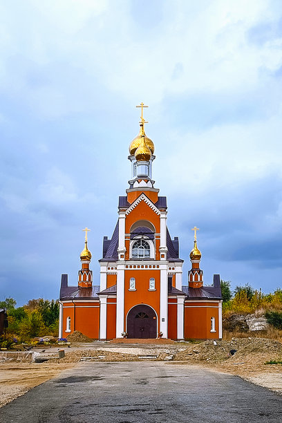 典型的俄罗斯风格东正教教堂在明亮的夏日。竖版照片。图片下载