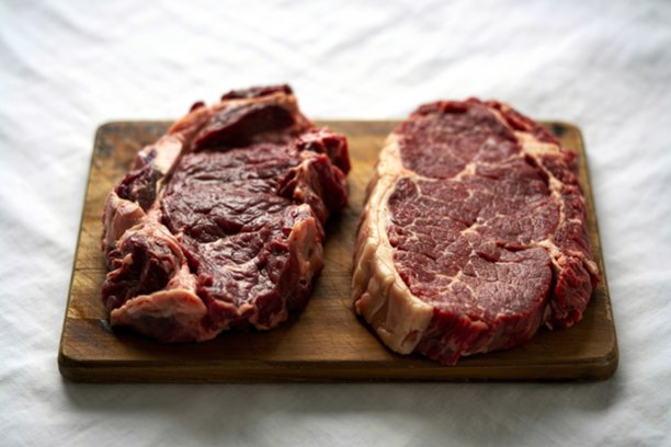 一块生牛排的照片图片下载