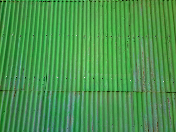 锌墙或锌屋顶的全景照片，旧的磨损效果。生锈的镀锌铁板背景。图片下载