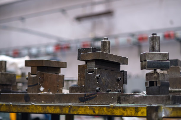 工作台上的旧工业金属模具。图片下载