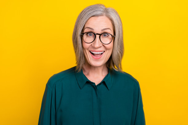 经理女推广员指着空白处进行视力检查广告的照片，背景色彩鲜艳。图片下载