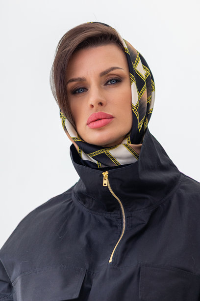 年轻女性佩戴围巾的特写肖像，背景为白色。工作室摄影。竖版照片。图片下载