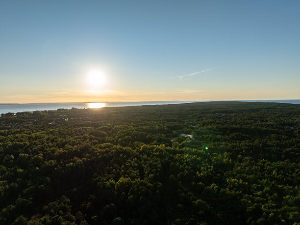 波兰赫尔半岛的城市。赫尔半岛的空中视图，波罗的海和普克湾。无人机拍摄的空中照片。波兰赫尔半岛的尽头。波兰赫尔海滩。海洋和湾区的日落，波兰。图片下载