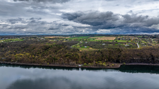 彩色全景航拍照片，拍摄于纽约兰辛的凯尤加湖，靠近伊萨卡，拍摄于阴云密布的早晨。云彩映照在平静的水面上。图片下载