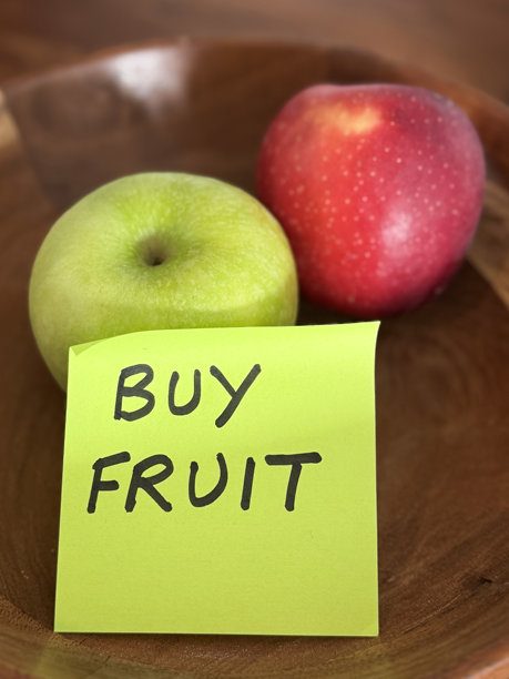 购买水果碗的图片，苹果和五颜六色的便利贴，提醒事项，留言，待办事项便签，购物清单，餐饮计划图片下载