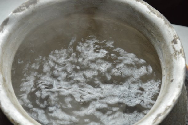 锅中过滤过程的水加热特写照片图片下载