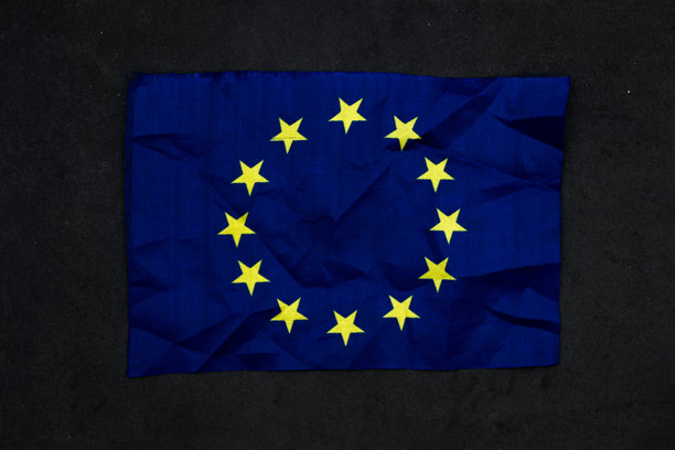 黑色背景上的欧盟旗帜。暗示欧洲联盟未来的概念照片。图片下载