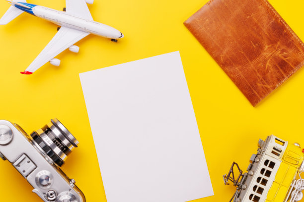 旅行主题的平铺布局，包含空白照片卡、相机、玩具飞机和护照图片下载