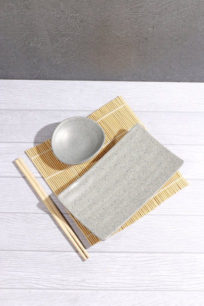 日本陶瓷碗的清晰细节照片，适合食品饮料的展示，背景为亚洲厨房的白色餐具艺术。图片下载