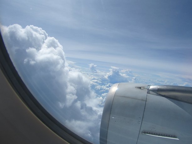 从飞机上拍摄的天空和云朵的照片。图片下载