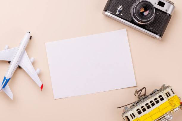 旅行主题的平铺布局，包含空白照片卡、相机和玩具飞机图片下载