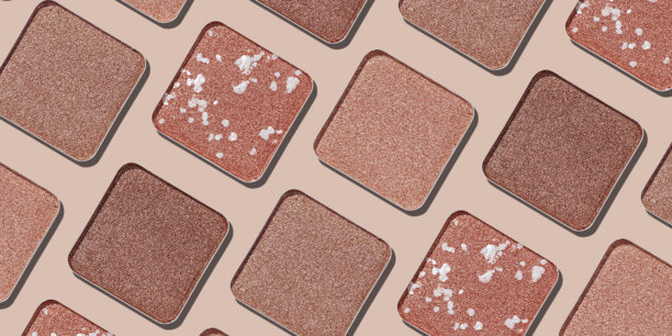 化妆品质感图案，化妆调色板鲜艳的中性色眼影，眼影粉色样品横幅。女性化妆品和美容产品，审美极简美容照片，闪光眼影，俯视图。图片下载