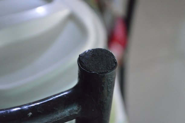 一根生锈的黑色金属管特写照片图片下载