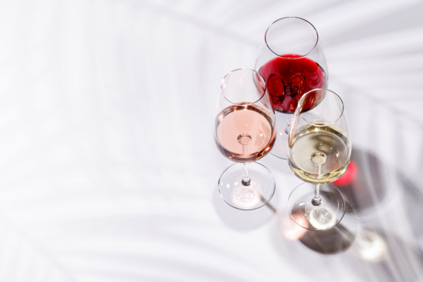 三只装满红酒、白酒和玫瑰酒的酒杯图片下载