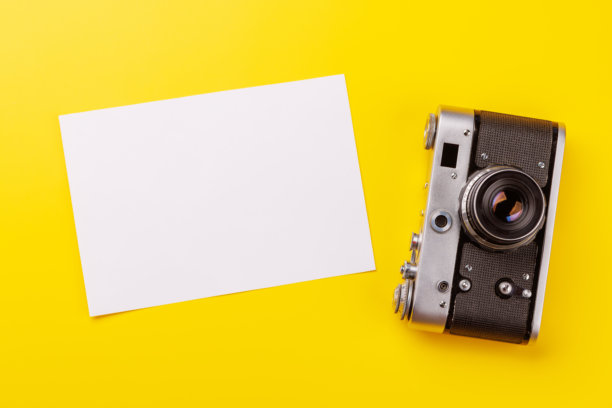 旅行主题的平铺布局，包含空白照片卡和相机图片下载