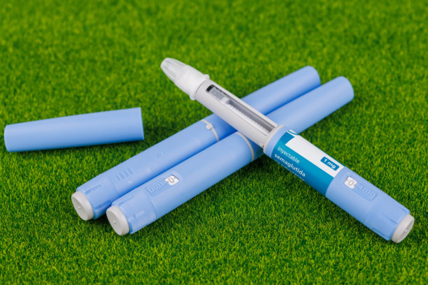 绿色人造草坪背景，搭配Semaglutide注射笔，用于推广糖尿病和体重管理解决方案的库存图片图片下载