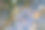 特写照片展示了落叶躺在浅水坑或缓慢流动的水底。叶子主要是棕色和黄色，有些显示出部分腐烂的迹象。图片下载