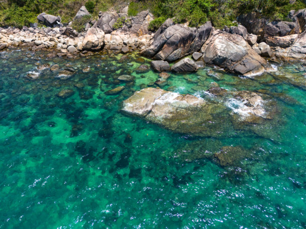 海南万宁南燕湾的岩石海滩航拍照片图片下载
