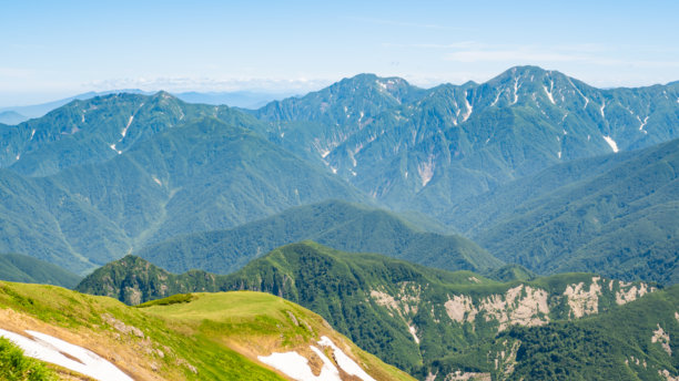 从牧畑山看到的部分被雪覆盖的山脉照片图片下载