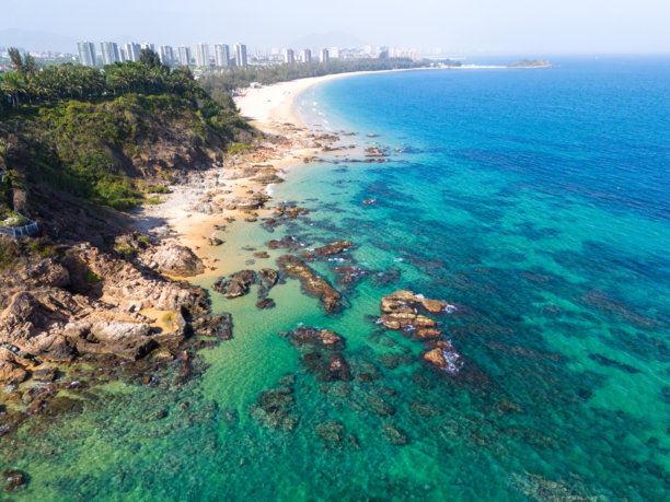 海南陵水的七岭海滩别墅玻璃海的航拍照片图片下载