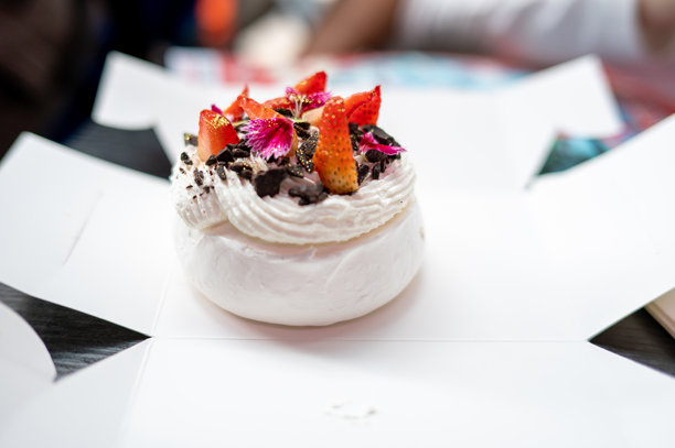 户外草莓迷你生日蛋糕的库存照片图片下载