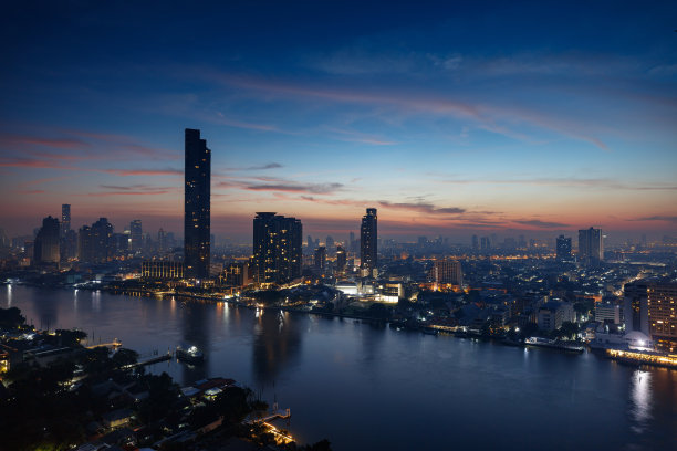 曼谷夜景中的湄南河流动照片图片下载