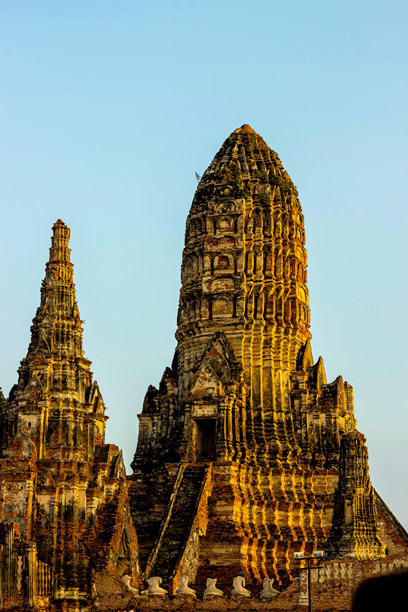 泰国地区的寺庙图片，背景是蓝天，希望能有一些人出现在画面中。图片下载