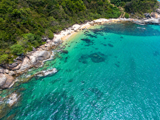 海南万宁南燕湾的岩石海滩航拍照片图片下载
