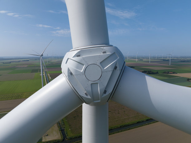 荷兰一座大型风力涡轮机的航拍照片。农业田地用于可持续电力生产。图片下载