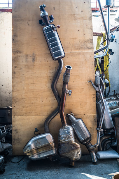 汽车排气管从汽车上拆除的照片，汽车消声器图片下载