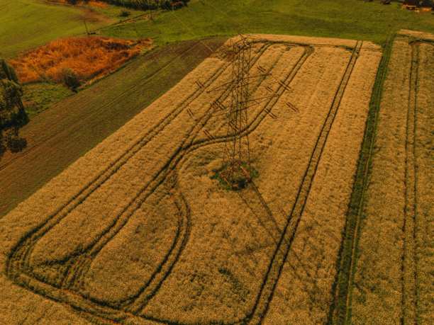 无人机拍摄的绿色农田，鸟瞰视角的绿色草地，绿色草地照片，从上方俯瞰的绿色草坪，鸟瞰视角的绿色草坪图片下载