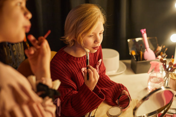 年轻女孩在儿童戏剧学校的化妆间用刷子化妆图片下载