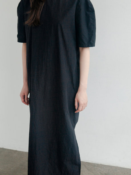 设计师服装细节 黑色设计师连衣裙 极简主义韩国风格美学 轻背景下的工作室拍摄 时尚画册拍摄 K风格时尚图片下载