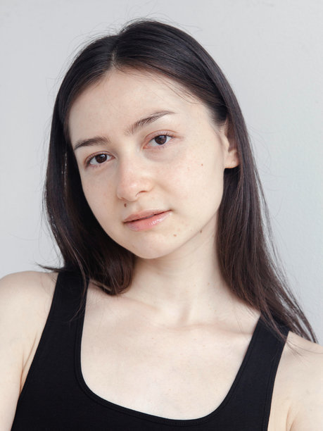 年轻漂亮女性肖像，自然美，长直深棕色头发，素颜，干净的面容，清新的外观，完美的肌肤，混合血统，独特的美，白人和亚洲人，时尚模特工作室肖像，白色背景，特写头像。图片下载