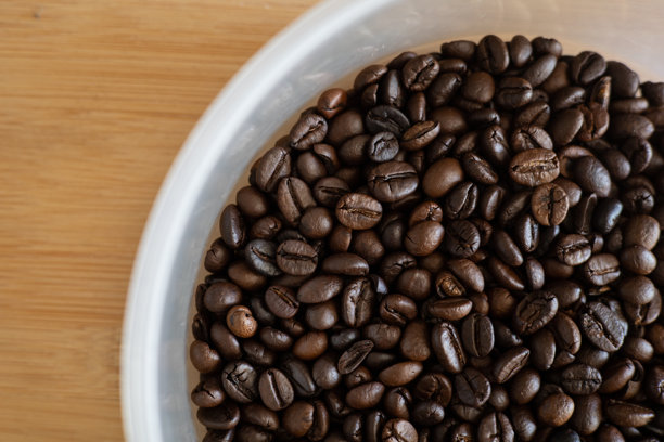 咖啡豆放在塑料盒中，特写照片图片下载