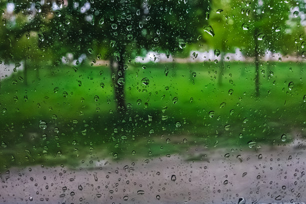 雨天透过玻璃的视角，库存照片图片下载