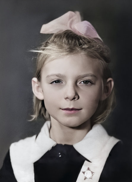 苏联校服女孩的复古肖像，头上扎着蝴蝶结。1968年的复古照片。图片下载