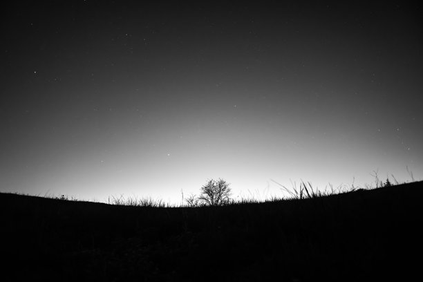 黑白照片中的星空图片下载