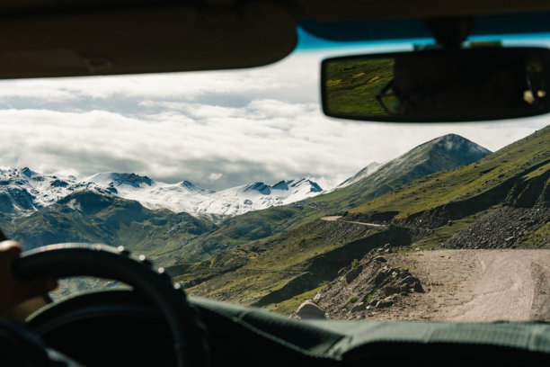 从车内拍摄的彩虹山行驶照片。秘鲁目的地和标志性景点的旅行照片。图片下载