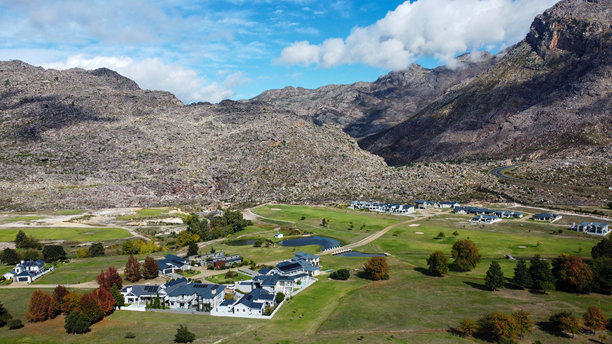 谷神星山谷的航拍照片，包括谷神星高尔夫球场和房地产开发项目图片下载