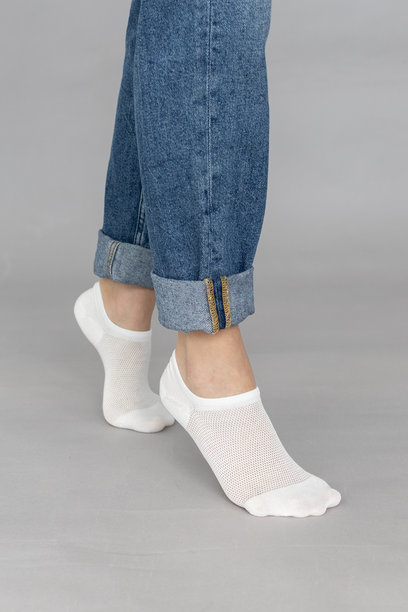 白色短款迷你袜子设计样品，孤立在白色背景上。运动短袜的样品和标签，用于广告、标志和品牌推广。成对的运动棉袜。图片下载