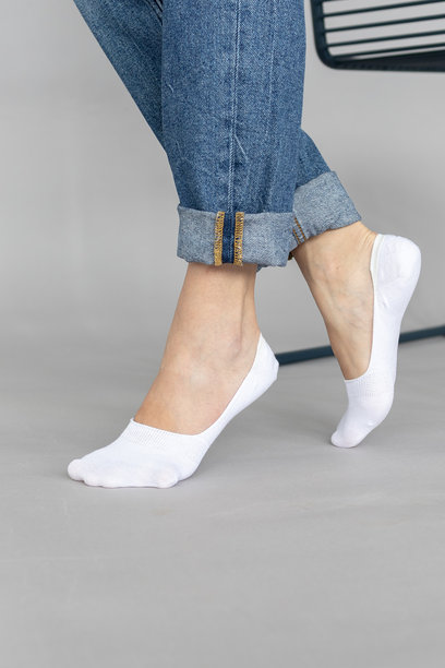 白色短款迷你袜子设计样品，背景为白色。运动短袜的样品和标签，用于广告、标志和品牌推广。成对的运动棉袜。图片下载