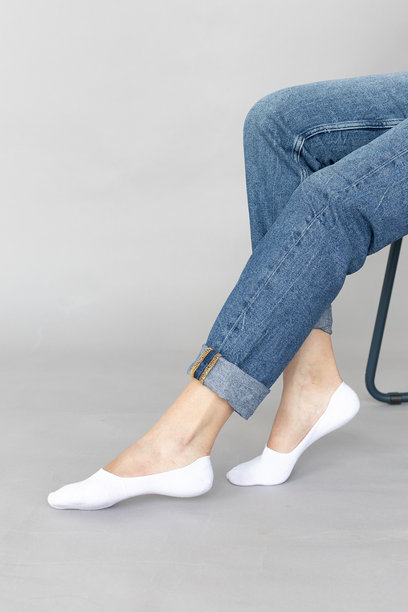 白色短款迷你袜子设计样品，孤立在白色背景上。运动短袜样品及标签，用于广告、标志和品牌推广。成对的运动棉袜。图片下载