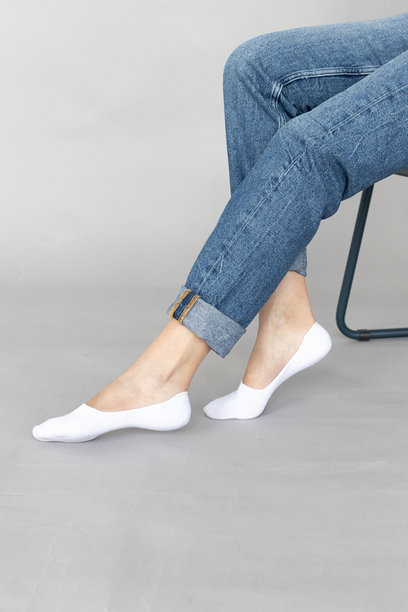 白色短款迷你袜子设计样品，孤立在白色背景上。运动短袜的样品和标签，用于广告、标志和品牌推广。成对的运动棉袜。图片下载