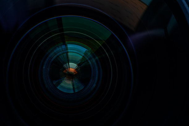 微距相机镜头，黑色背景上的照片相机或视频镜头特写，摄影师职业的概念，寻找摄影师、记者或摄像师进行黑白工作图片下载