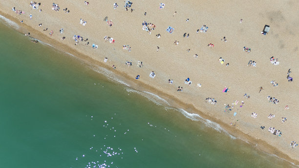英国布莱顿海滩的日光浴者无人机照片图片下载