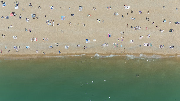 英国布莱顿海滩的日光浴者无人机照片图片下载