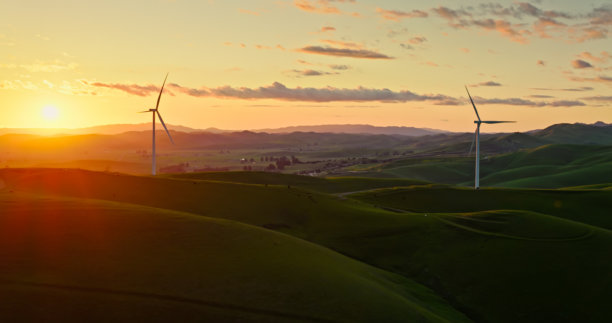 美丽的风车在金色日落前的航拍照片 - 阿尔塔蒙特山口图片下载