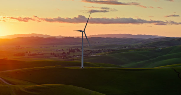 草坡上风车的日落照片 - 加州阿尔塔蒙特山口图片下载