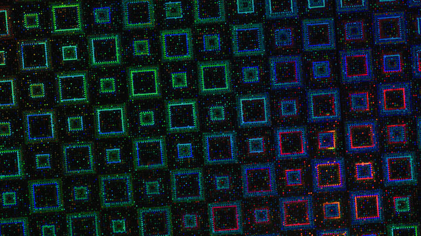高分辨率宏观照片，展示抽象的柔和色调彩虹色全息箔背景，带有光线泄漏效果。图片下载